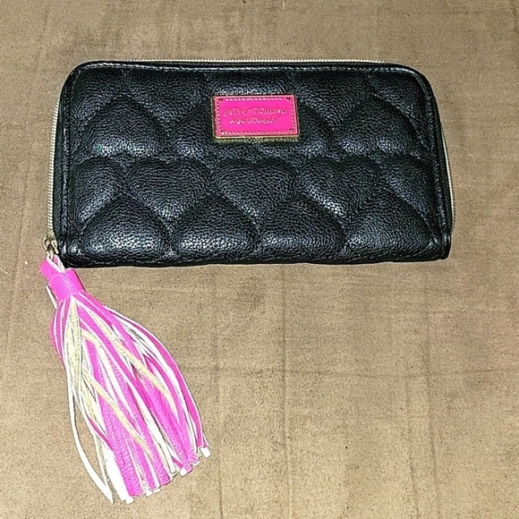 BETSEY JOHNSON Designer Quilted Heart Design‎ Wallet With Fringe Tassel Black - Picture 1 of 6